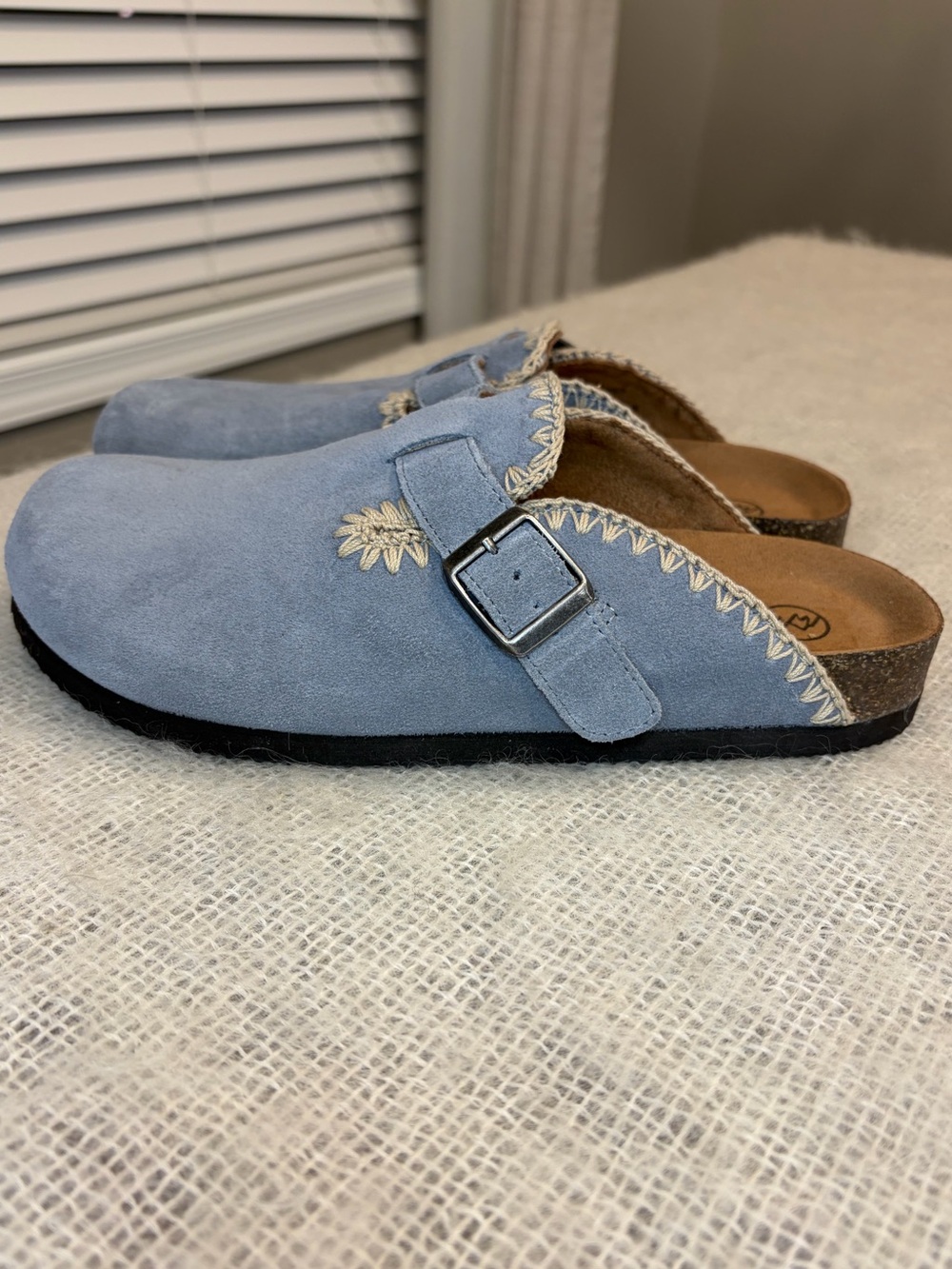 White Mountain NWOT Bendees Blue Suede Leather Clogs 8 Embroidered Boho Slip On